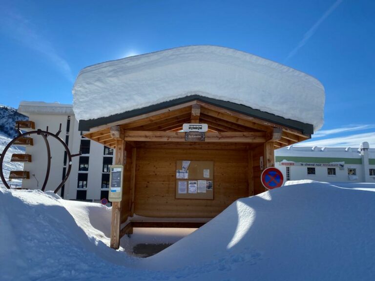 Abri bus sous la neige à Saint-François-Longchamp (Maurienne)